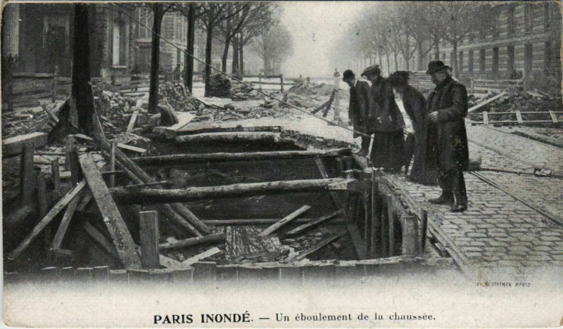 Carte postale ancienne Paris - Un éboulement de la chaussée  à Paris