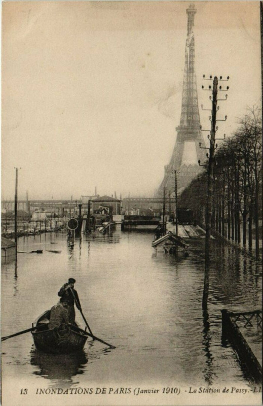 Carte postale ancienne Inondations de Paris (Janvier 1910) - La Station de Passy à Paris 15e
