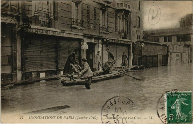 Carte postale ancienne Inondations de Paris (Janvier 1910). - Déménagement rue Gros à Paris 16e