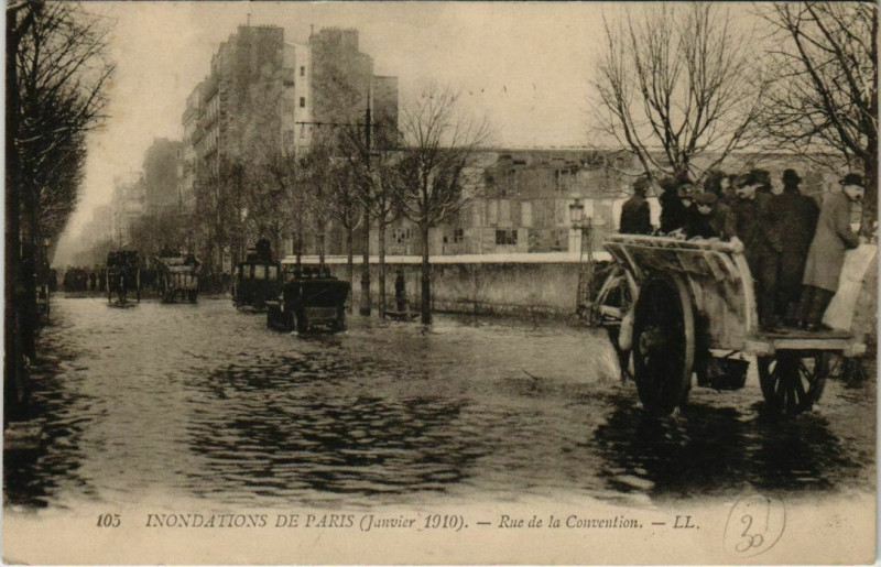 Carte postale ancienne Inondation de Paris (Janvier 1910) - Rue de la Convention à Paris 15e
