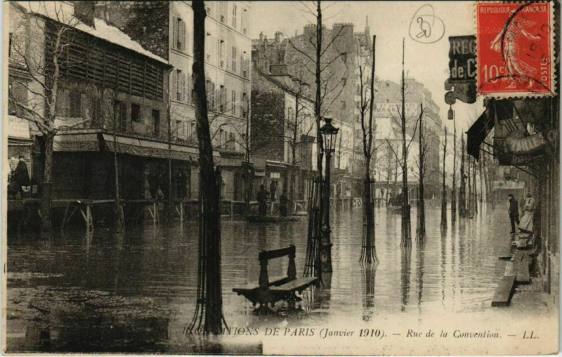 Carte postale ancienne Inondation de Paris (Janvier 1910) - Rue de la Convention à Paris 15e
