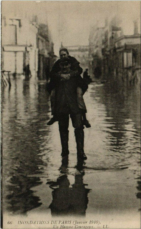 Carte postale ancienne Paris - Un Homme Courageux - Ll. - Inondations janvier 1910  à Paris
