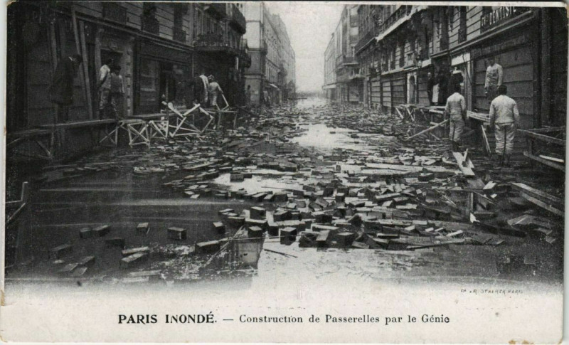 Carte postale ancienne Paris - Construction de Passerelles par le Génie  à Paris