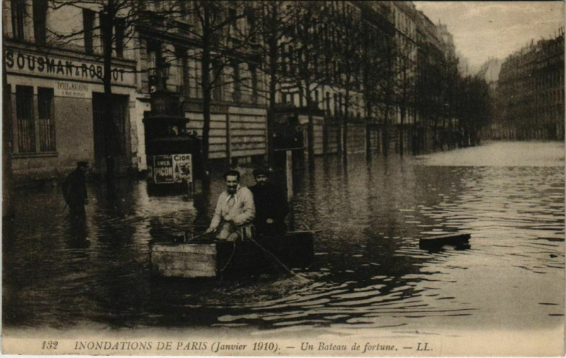 Carte postale ancienne Paris - Un Bateau de fortune - Inondations janvier 1910  à Paris