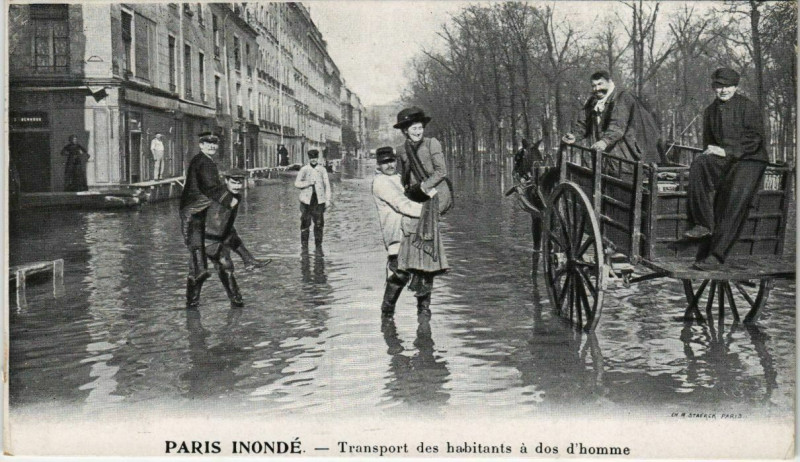 Carte postale ancienne Paris - Transport des habitants à dos d'homme  à Paris