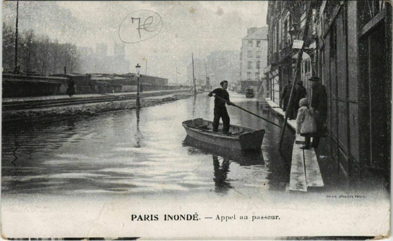 Carte postale ancienne Paris - Paris inondé - Appel au passeur  à Paris