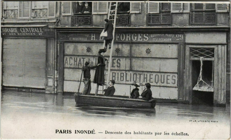 Carte postale ancienne Paris - Descente des habitants par les échelles  à Paris