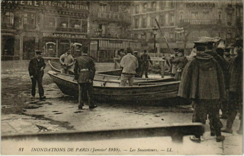 Carte postale ancienne Paris - Inondations - Les Sauveteurs - Ll. 81  à Paris
