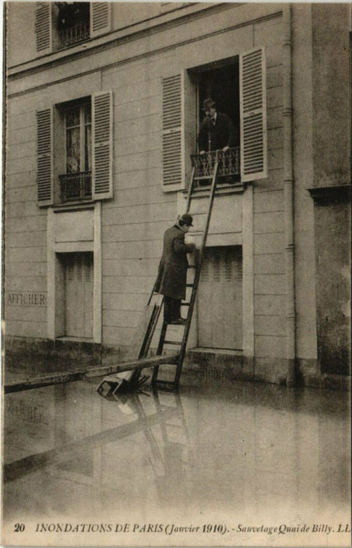Carte postale ancienne Inondations de Paris (Janvier 1910) - Un Sauvetage Quai de Bill à Paris 16e