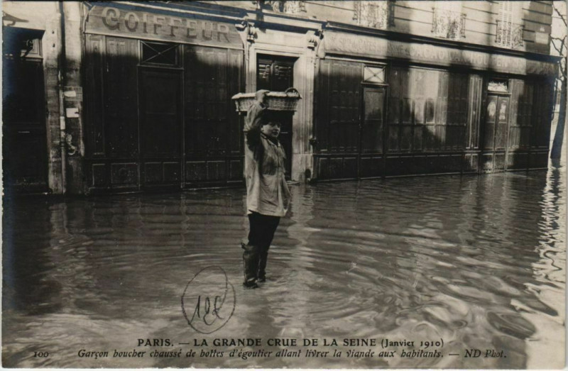 Carte postale ancienne Paris - Garçon boucher chaussé de bottes d'égoutier  à Paris