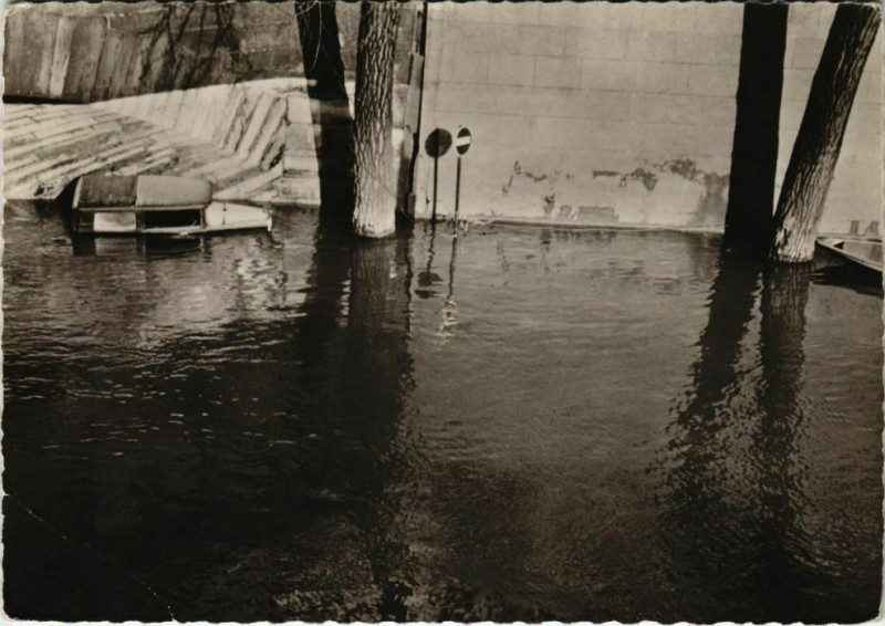 Carte postale ancienne Paris - Parking sur les berges - Inondations, février 1955  à Paris