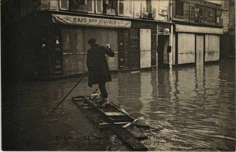 Carte postale ancienne Paris - La Grande Crue de la Seine - Un Radeau de fortune  à Paris