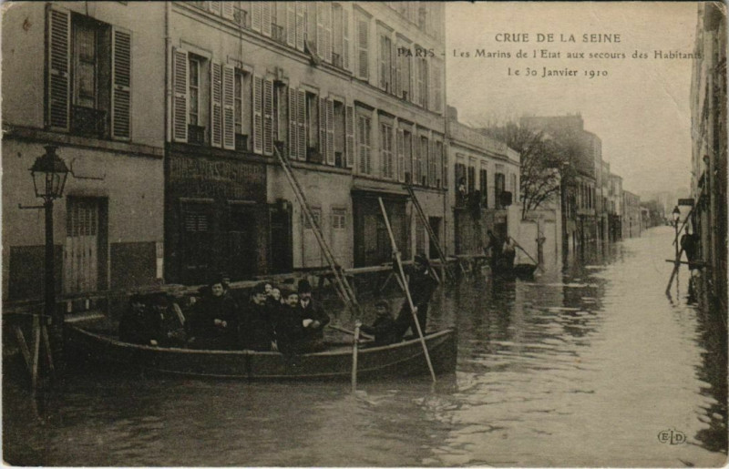 Carte postale ancienne Paris - Les Marins de l'Etat aux secours des Habitants  à Paris