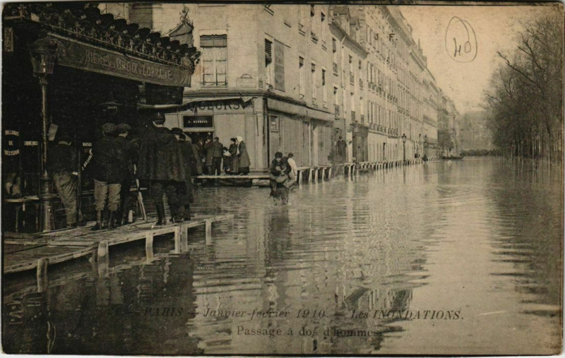 Carte postale ancienne Paris - Passage à dos d'hommes  à Paris