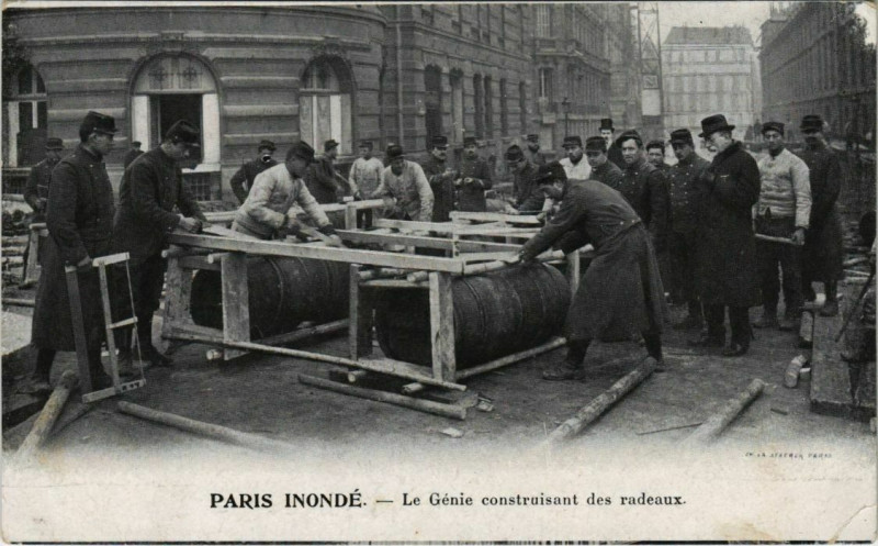 Carte postale ancienne Paris - Le Génie construisant des radeaux  à Paris