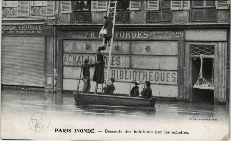 Carte postale ancienne Paris - Descente des habitants par les échelles  à Paris