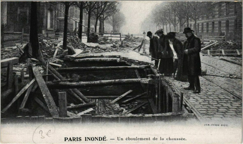Carte postale ancienne Paris - Un éboulement de la chaussée  à Paris