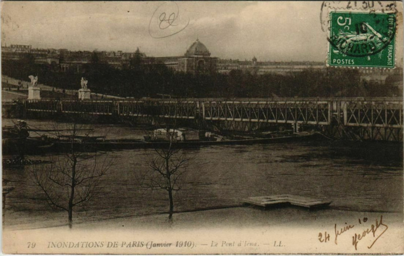 Carte postale ancienne Inondations de Paris (Janvier 1910) - Le Pont d'Iéna à Paris 7e