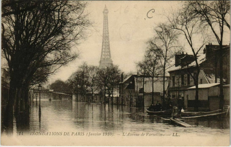 Carte postale ancienne Inondations de Paris (Janvier 1910). - L'Avenue de Versailles à Paris 16e
