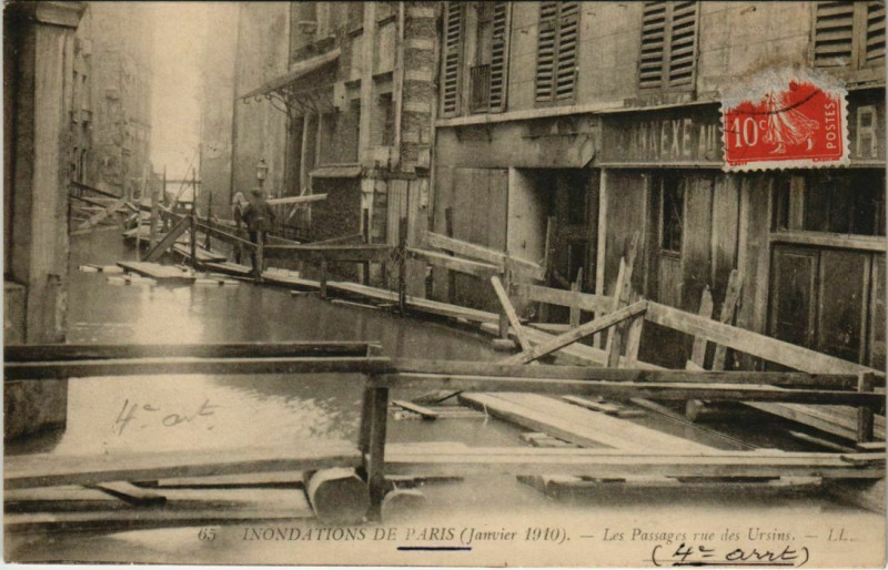 Carte postale ancienne Paris 4e - Les Passages rue des Ursins - Ll.65  à Paris 4e