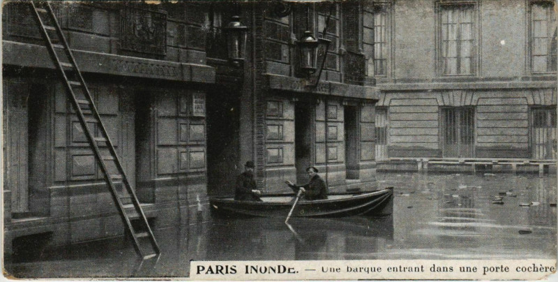 Carte postale ancienne Paris - Une barque entrant dans une porte cochère  à Paris