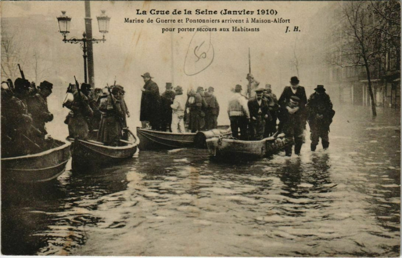 Carte postale ancienne Paris - Marine de Guerre et Pontonniers arrivent...  à Paris