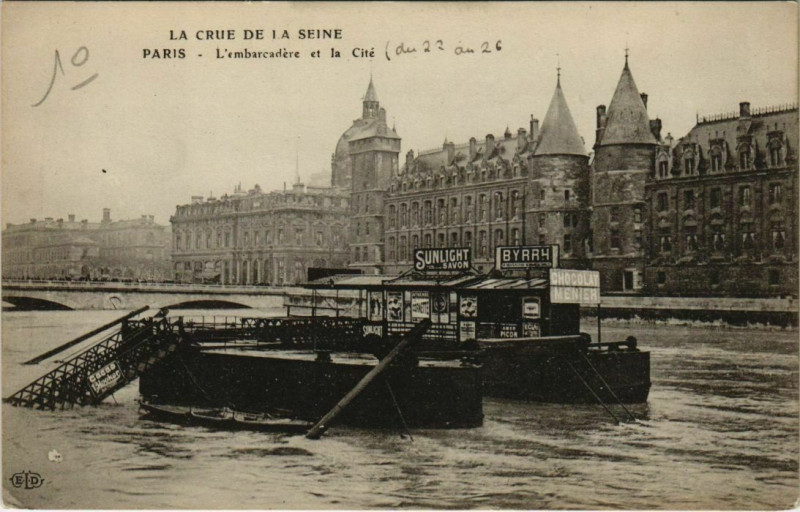 Carte postale ancienne Paris - L'Embarcadère et la Cité - Crue de la Seine  à Paris
