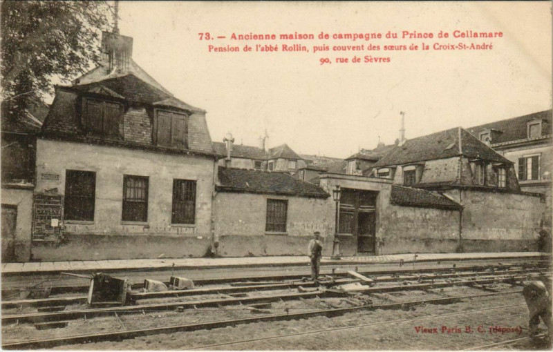 Carte postale ancienne Rue de Sèvres - Ancienne maison de campagne du Prince de Cellamare  Pension de l'abbé Rollin, puis couvent des soeurs de la Croix-Saint-André à Paris 7e