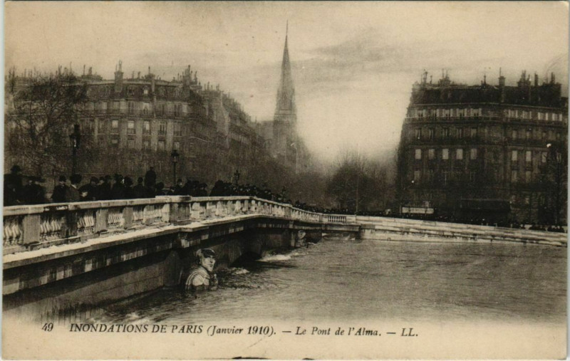 Carte postale ancienne Inondations de Paris - Le Pont de l'Alma à Paris 8e