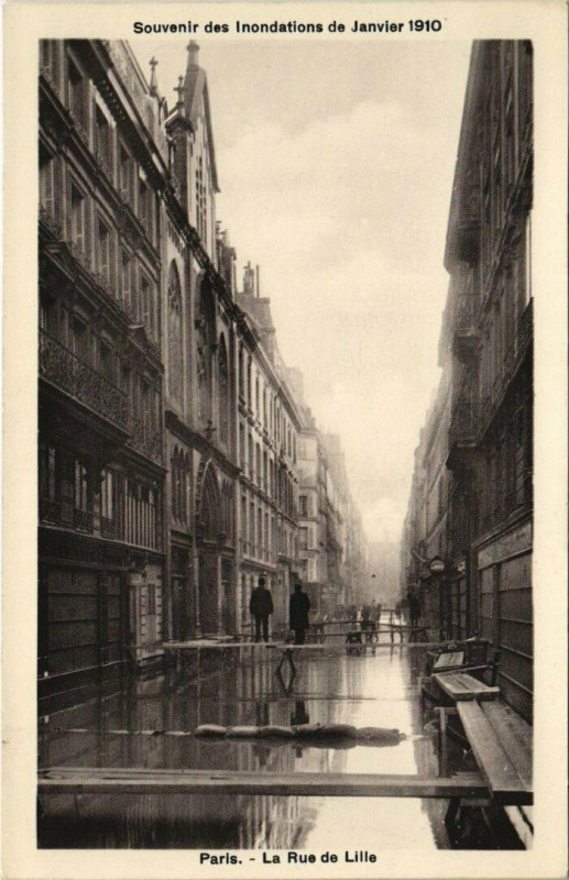 Carte postale ancienne Paris 7e - Souvenir des Inondations - La Rue de Lille  à Paris 7e
