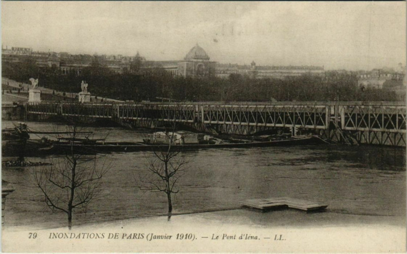 Carte postale ancienne Inondations de Paris (Janvier 1910) - Le Pont d'Iéna à Paris 7e