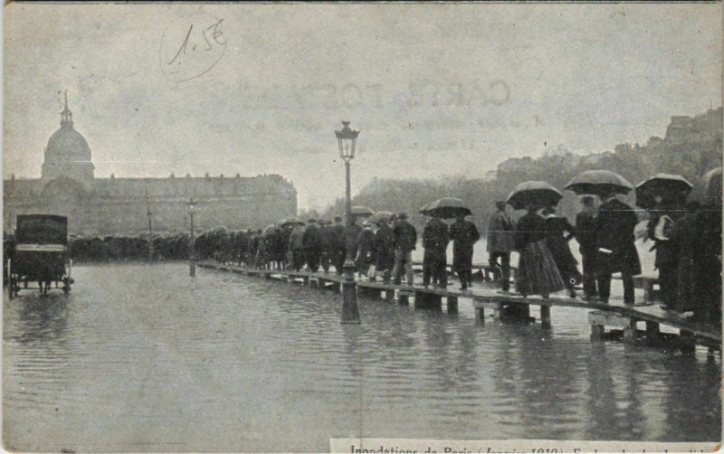Carte postale ancienne Inondations de Paris - L'Esplanade des Invalides à Paris 7e