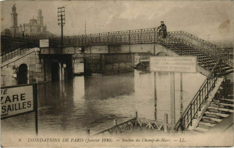 Carte postale ancienne Paris 7e - Station du Champs-de-Mars - Ll.8  à Paris 7e