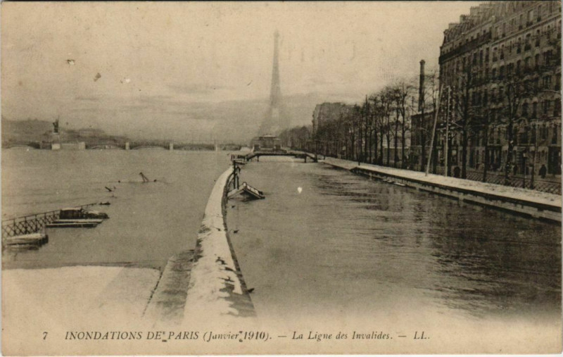 Carte postale ancienne Inondations de Paris (Janvier 1910) - La Ligne des Invalides à Paris 15e