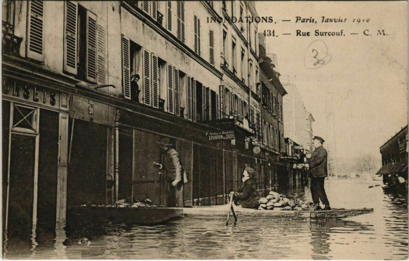 Carte postale ancienne Paris 7e - Inondations - Rue Surcouf  à Paris