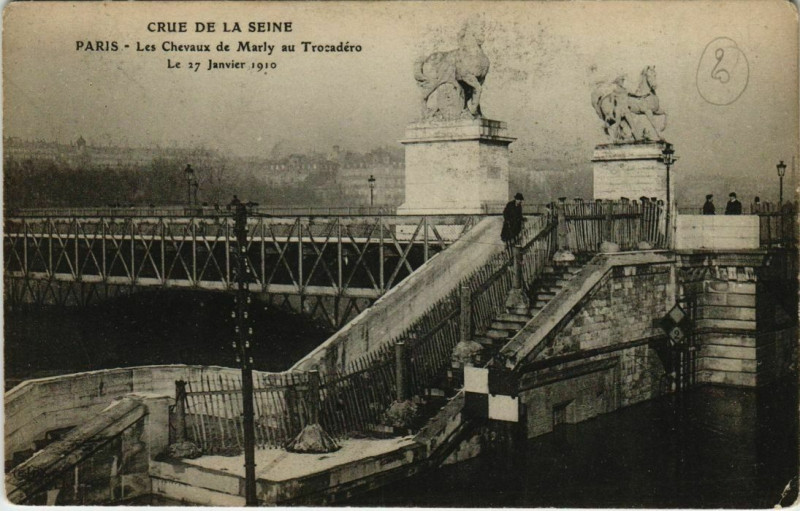 Carte postale ancienne Crue de la Seine - Les Chevaux de Marly au Trocadéro à Paris 16e