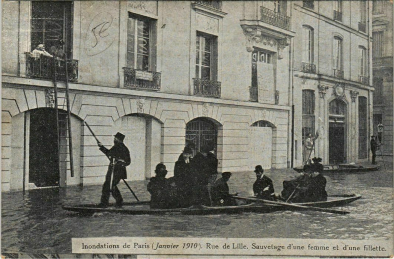 Carte postale ancienne Paris 7e - Rue de Lille, Sauvetage d'une femme et enfant  à Paris 7e