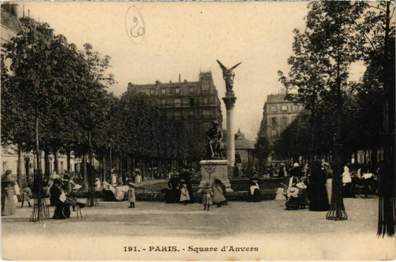 Carte postale ancienne Paris 9e - Square d'Anvers à Paris 9e