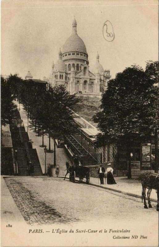 Carte postale ancienne L'Eglise du Sacré-Coeur et le Funiculaire à Paris 18e