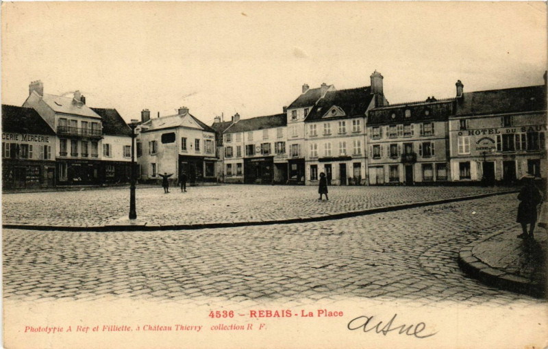 Carte postale ancienne Rebais - La Place à Rebais