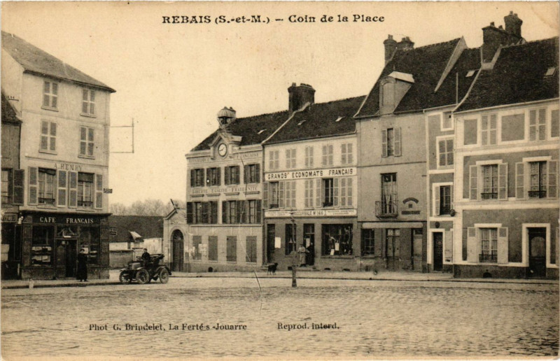 Carte postale ancienne Rebais - Coin de la Place à Rebais