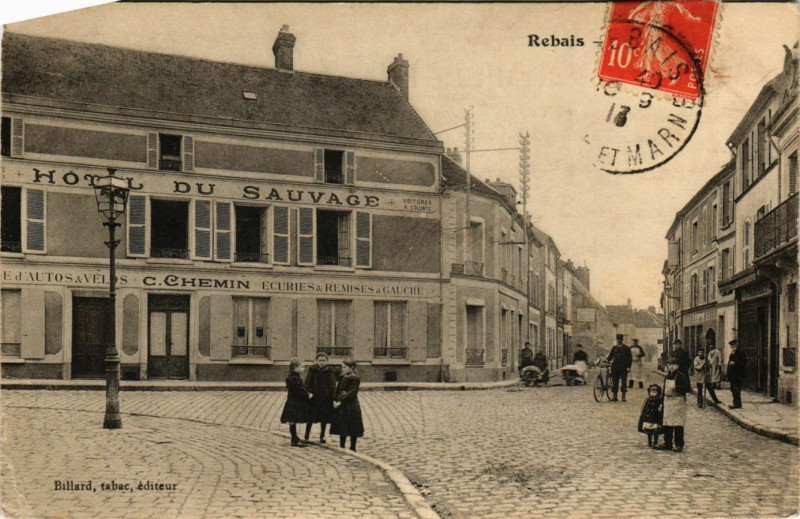 Carte postale ancienne Rebais - Rue - Scene à Rebais