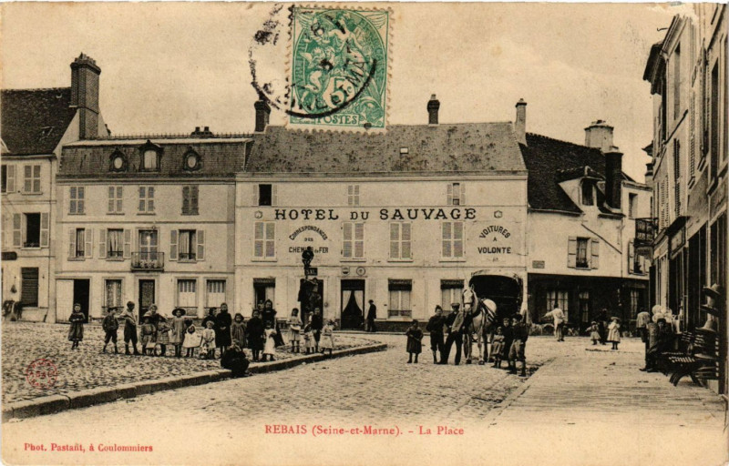 Carte postale ancienne Rebais - La Place à Rebais