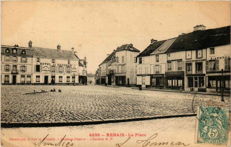 Carte postale ancienne Rebais - La Place à Rebais