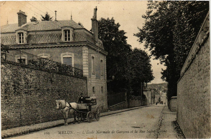 Carte postale ancienne Melun - L'Ecole Normale de Garcons et la Rue Saint-Liesne à Melun