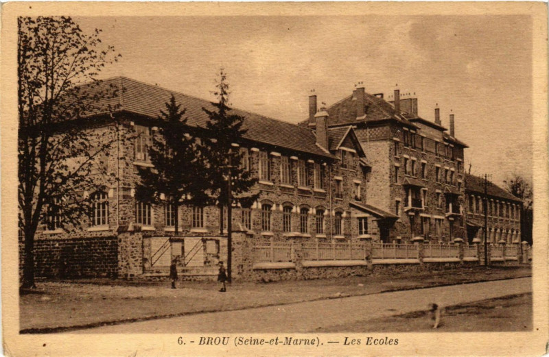 Carte postale ancienne Brou - Les Ecoles