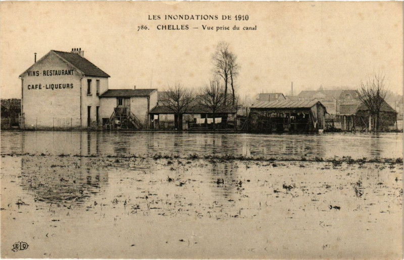Carte postale ancienne Chelles - Les Inondations de 1910 - Vue prise du canal à Chelles
