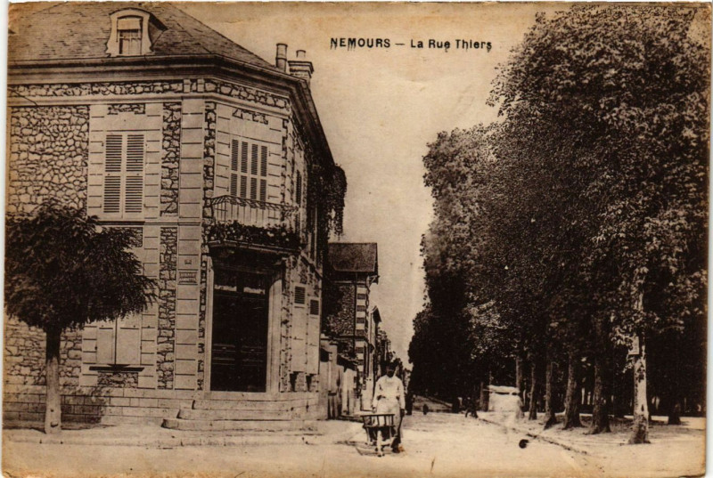 Carte postale ancienne Nemours - La Rue Thiers à Nemours