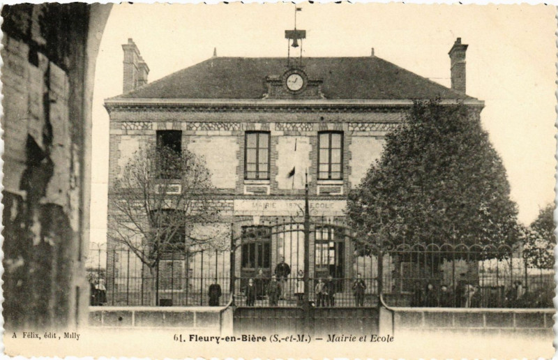 Carte postale ancienne Fleury-en-Biere - Mairie et Ecole à Fleury-en-Bière