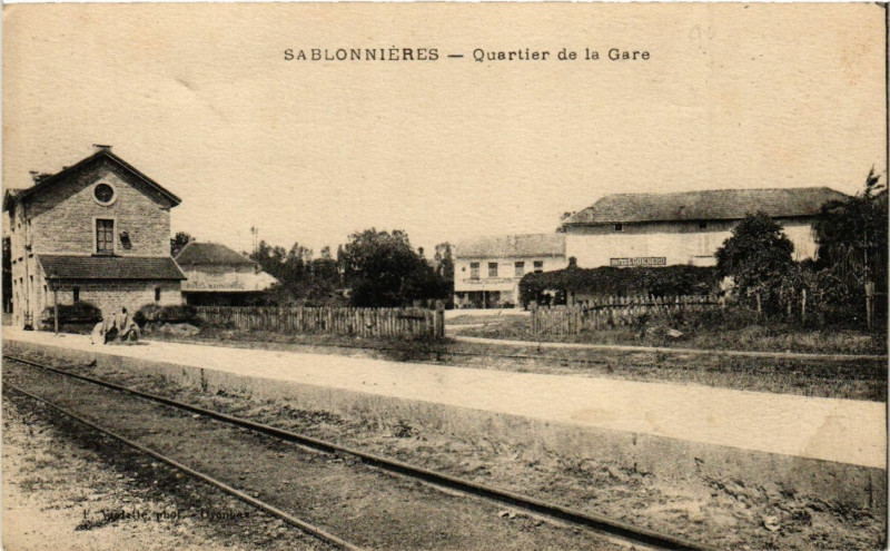 Carte postale ancienne Sablonnieres - Quartier de la Gare à Sablonnières